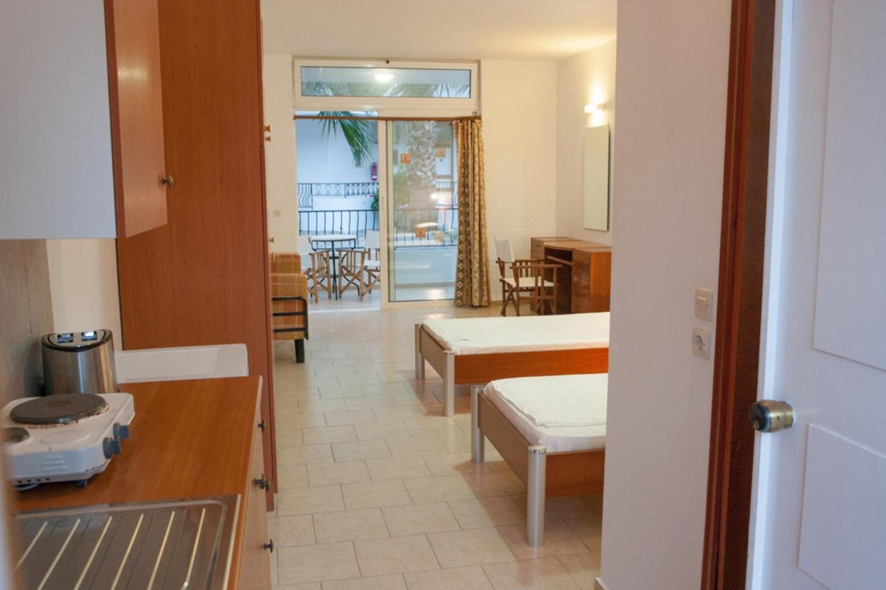 Pefki  Coliseum Studios & Apartments מראה חיצוני תמונה